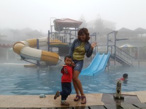 Mami & Kalev gaya dulu nih sebelum nyembung ke kolam air hangat ;)
