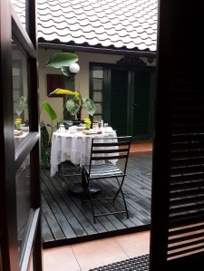 Leyeh-leyeh dari tempat tidur, lihat meja di teras tengah sudah rapi untuk sarapan